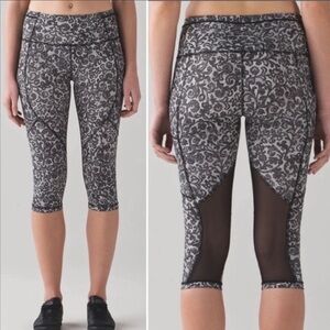 Lululemon Outrun 17" Crop Leggings Black Lace‎ Print 6